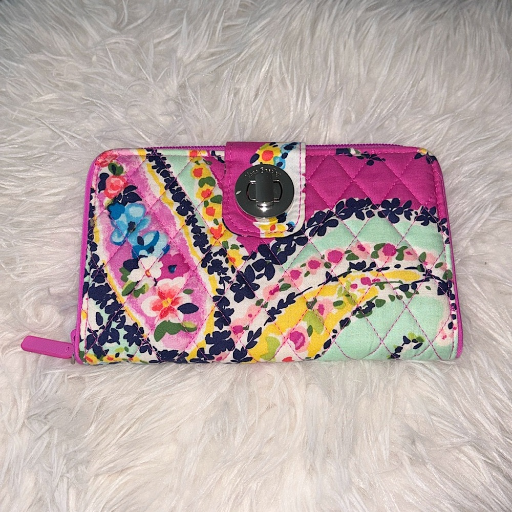 Vibrant floral;classic Vera Bradley design,quality fabric;durable,easy to clean.
